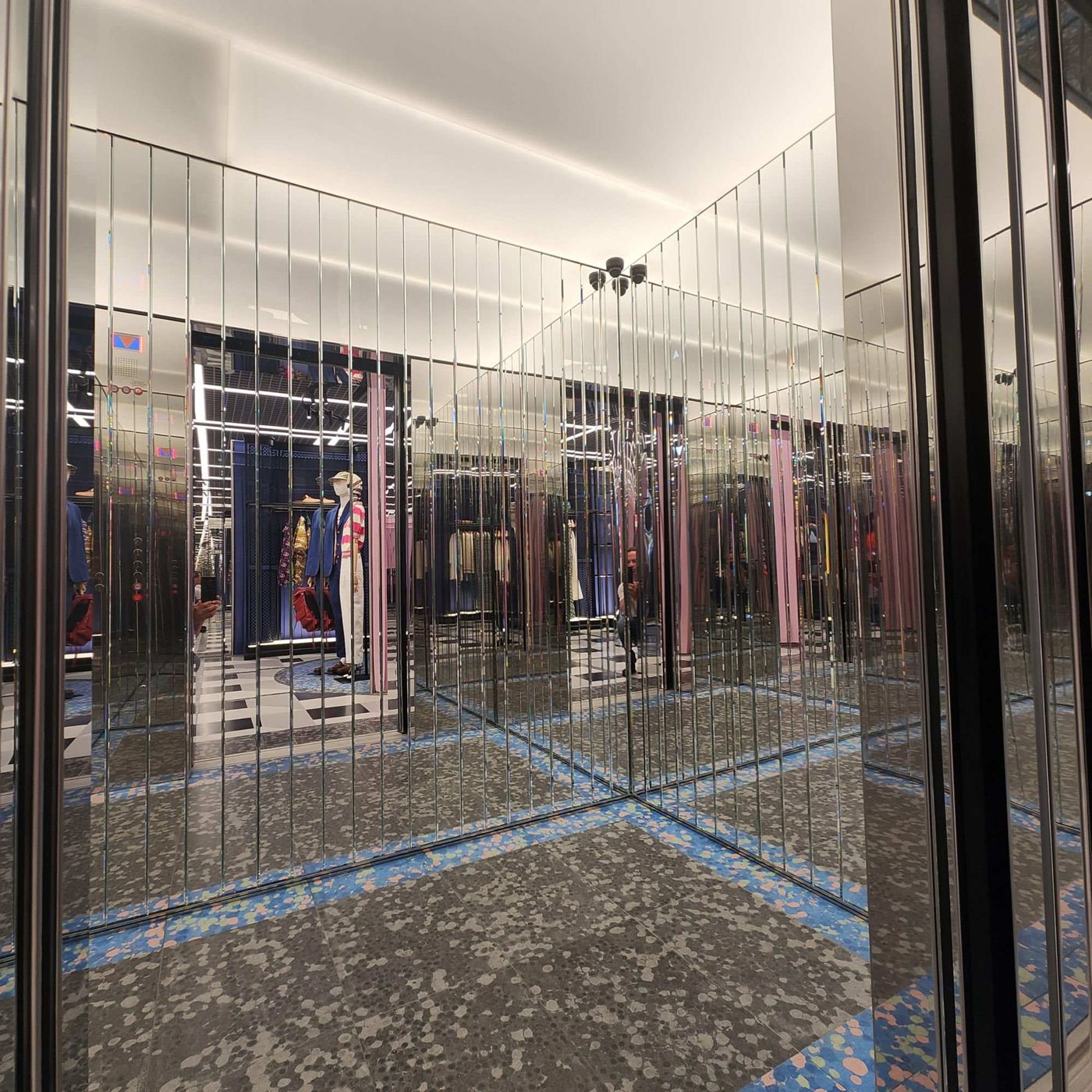 Gucci Flagship elevator cab — Vertice